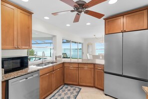 Geladeira, micro-ondas, fogão, cooktop