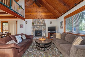 Smart TV - Best Lil Cabin- Hot Tub, Blue Lake Springs (Arnold)