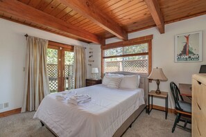 2 bedrooms, desk, WiFi, bed sheets - Best Lil Cabin- Hot Tub, Blue Lake Springs (Arnold)