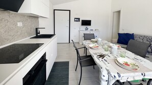 Kaffetrakter/tekoker, kjøleskap, mikrobølgeovn og ovn