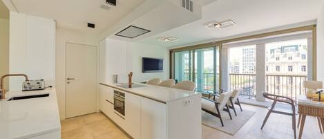 Design appartement, balkon, uitzicht op de stad | Woonruimte