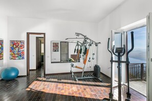 Familienvilla, Mehrere Schlafzimmer, Bergseite (Lago Azzurro Infinity View) | Fitnessbereich
