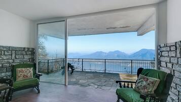 Family Villa, 3 Bedrooms, Balcony, Mountainside (Lago Azzurro Infinity View) | Interior