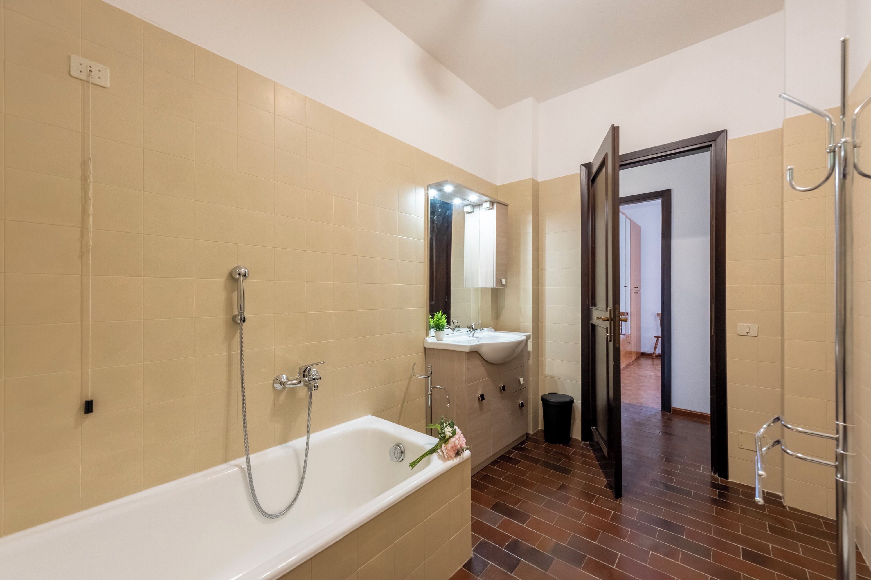 Ein modernes Badezimmer mit Badewanne, Waschbecken und Dusche.