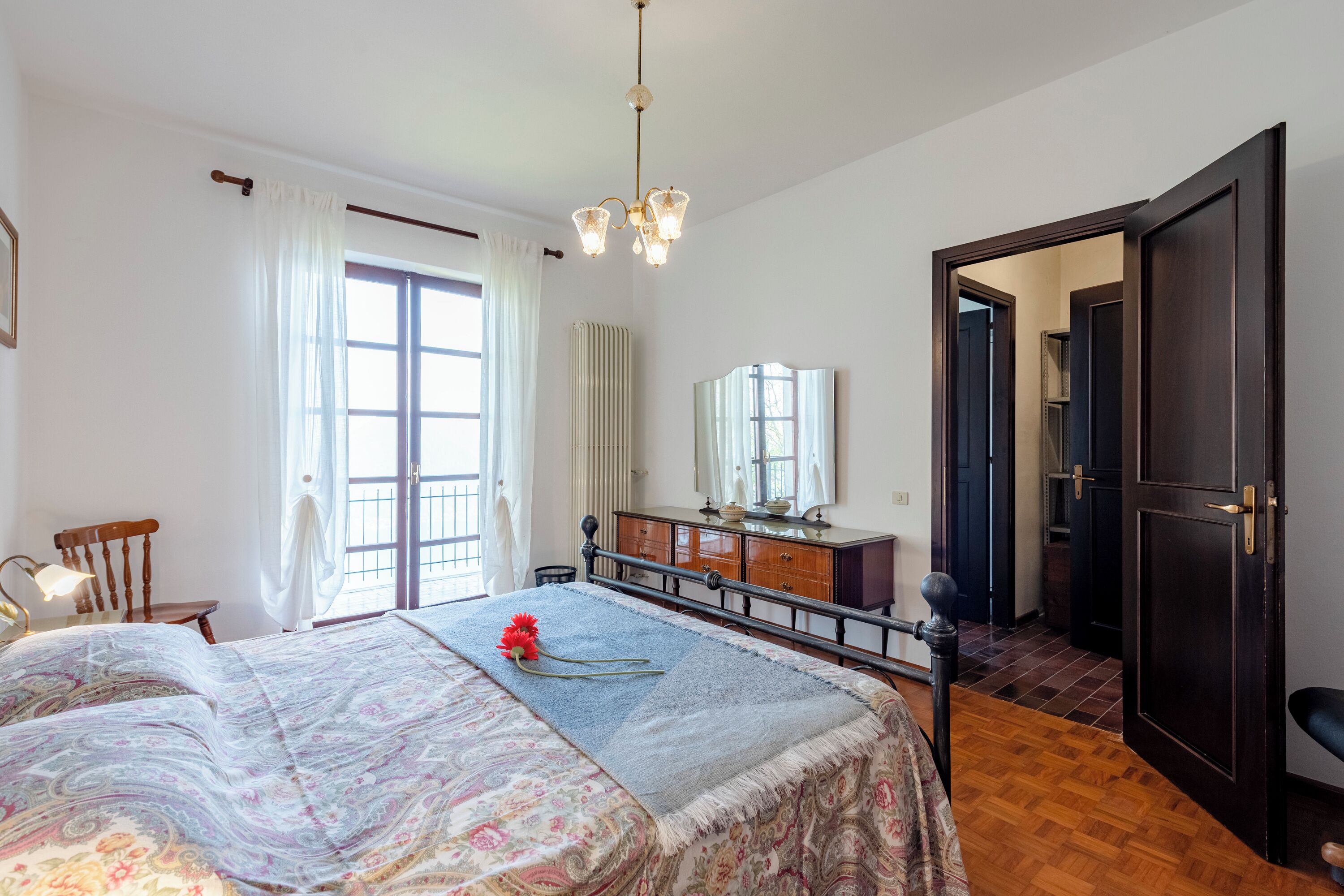 Biệt thự dành cho gia đình, nhiều phòng ngủ, cạnh núi (Lago Azzurro Infinity View) | 3 phòng ngủ, khu vực làm việc phù hợp cho laptop 