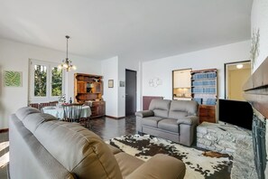 Family Villa, Multiple Bedrooms, Mountainside (Lago Azzurro Infinity View) | Living area | 21-inch flat-screen TV with cable channels, TV - Lago Azzurro Infinity View (Premeno)