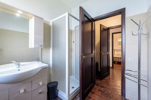 Separate tub and shower, hair dryer, bidet, towels - Lago Azzurro Infinity View (Premeno)