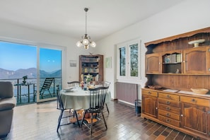 Family Villa, 3 Bedrooms, Balcony, Mountainside (Lago Azzurro Infinity View) | Ruang makan