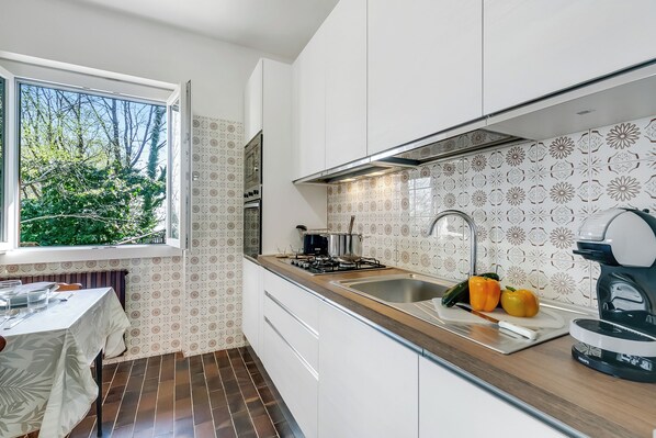 Villa familiale, plusieurs chambres, côté montagne (Lago Azzurro Infinity View) | Cuisine privée | Réfrigérateur, four à micro-ondes, un four, surface de cuisson