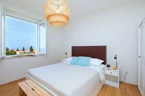Appartement (1 Bedroom) | 1 slaapkamer, een kluis op de kamer, een strijkplank/strijkijzer