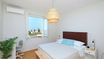 Appartement (1 Bedroom) | 1 slaapkamer, een kluis op de kamer, een strijkplank/strijkijzer