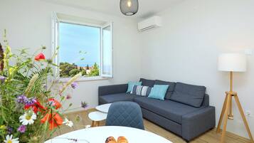 Apartment (1 Bedroom) | Living room