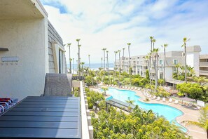 A heated pool - Relax & Unwind in a 2-Bedroom Oceanview Paradise (Oceanside)