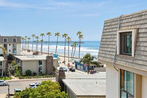 On the beach - Relax & Unwind in a 2-Bedroom Oceanview Paradise (Oceanside)