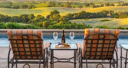Krisyn Vineyards - Hilltop Views, Pool and Spa