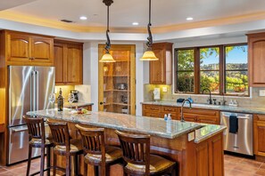 ميكروويف، موقد طهي مسطح، غسالة أطباق، ماكينة لصنع القهوة/الشاي