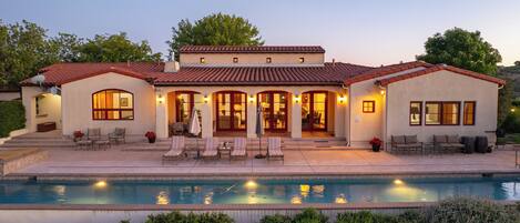 Een verwarmd zwembad