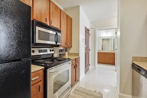 Microwave, oven, stovetop, dishwasher - NOLA - 5 Minute walk to French Quarter/Bourbon (New Orleans)