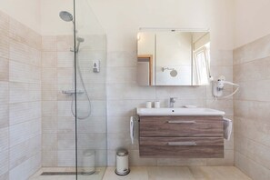 Douche, séchoir à cheveux, serviettes fournies