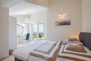 4 habitaciones, tabla de planchar con plancha, wifi y ropa de cama