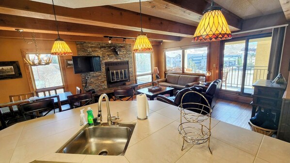 Smart TV, fireplace - Walk to the Slopes, hot tub, amazing views great place for your vacation (Mt. Crested Butte)
