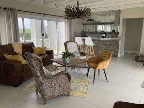 Villa | Living area - Sunshine Modern Retreat (Port Alfred)