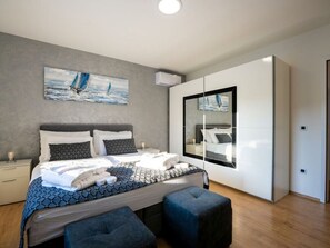 3 chambres, ameublement personnalisé, fer et planche à repasser