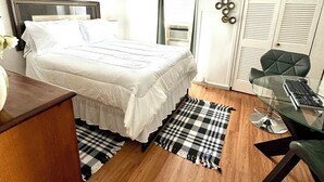 A bedroom with a bed, a desk, a chair, a wardrobe, and a window. - Home away from home, 
 By university , hospitals ,  museum,
Pet friendly. (Cleveland)