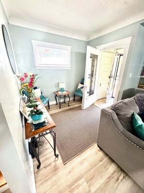 Smart-tv, eldstad och datorskärmar