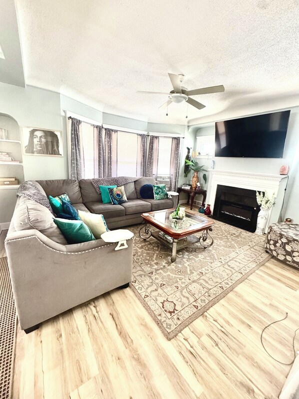 Smart-tv, eldstad och datorskärmar