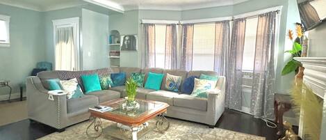 TV connectée, cheminée, écrans d'ordinateur