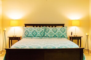 2 quartos, ferros/tábuas de passar roupa, roupa de cama
