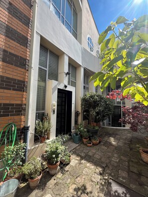 Exterior detail - Grande Maison Parisienne (Paris)