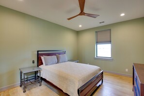 Interior - Game Room, Fireplaces, On-site Lake! Kaufman Home (Kemp)