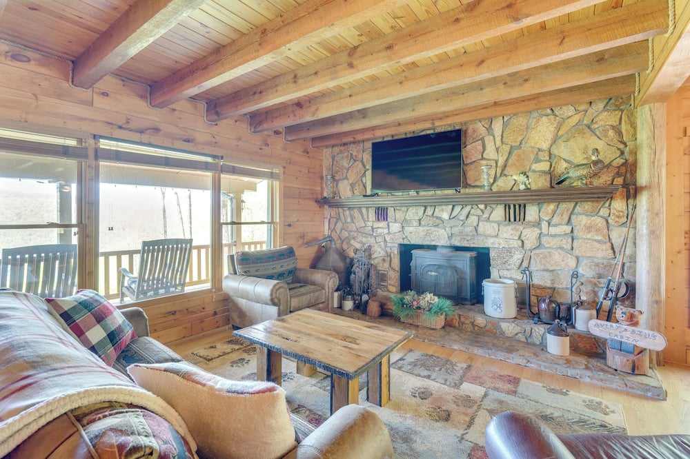 Rustic Topton Cabin w/ Game Room & Private Hot Tub - Nantahala Lake, NC