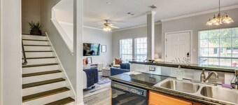 Central College Station Townhome w/ Community Pool