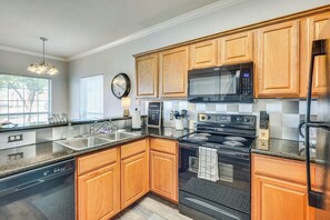 Apartment (2 Bedrooms) | Interior - Central College Station Townhome w/ Community Pool (College Station)