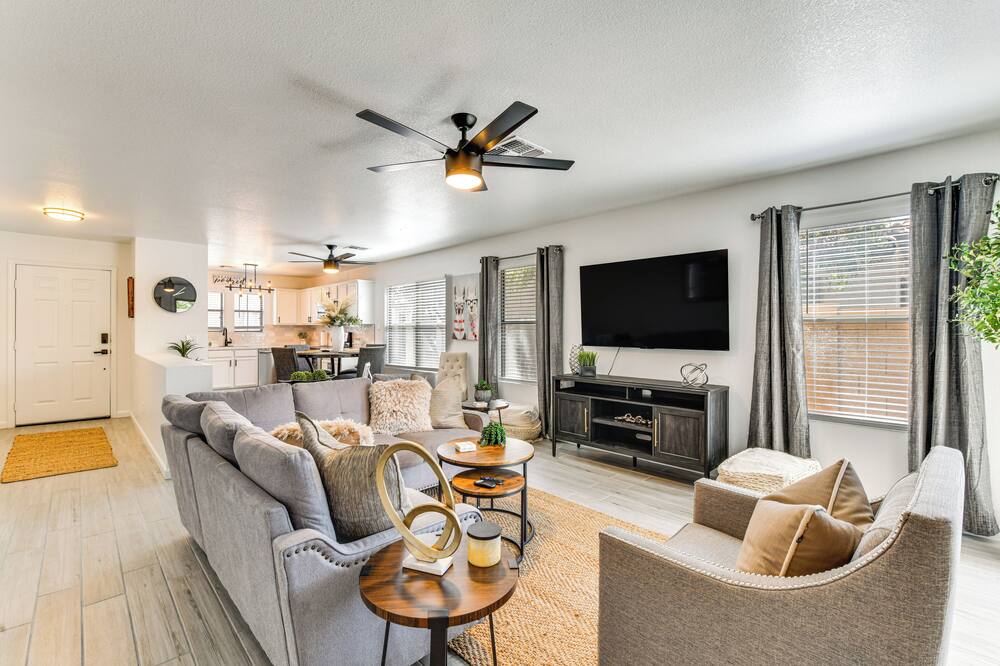 Modern Gilbert Getaway w/ Yard ~ 5 Mi to Downtown! - Superstition Springs, AZ