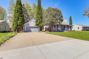 Exterior - Charming Appleton Getaway ~ 3 Mi to Downtown! (Appleton)