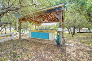 House (3 Bedrooms) | Interior - 1 Mi to Marina: Rockport Vacation Rental (Rockport)