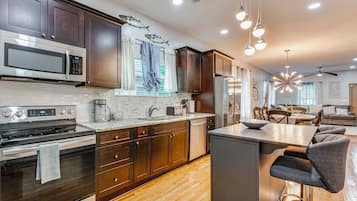 House (3 Bedrooms) | Private kitchen | Microwave, oven, stovetop, dishwasher