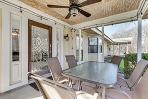 Interior - Charming Austin Home on 2 Acres: BBQ & Yard! (Austin)