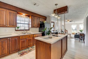 Interior - Charming Austin Home on 2 Acres: BBQ & Yard! (Austin)