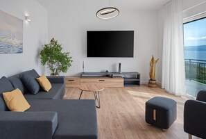Fernseher, Videospiele, Tischtennisplatte, Stereoanlage