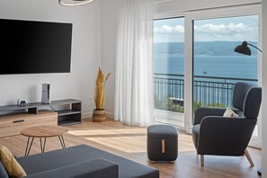 TV, videogames, mesa de pingue-pongue, aparelho de som