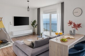 TV, video games, ping pong, stereo - 6-bedroom Seaview Villa ELZA with heated pool, gym, media room (Jesenice)