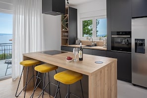 Geladeira, micro-ondas, fogão, cooktop