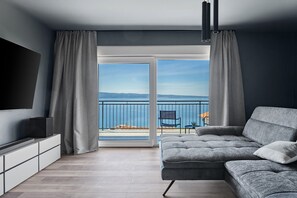 TV, video games, ping pong, stereo - 6-bedroom Seaview Villa ELZA with heated pool, gym, media room (Jesenice)
