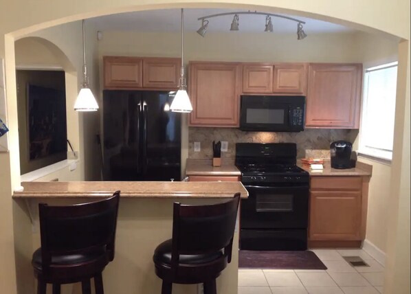 Kylskåp, mikrovågsugn, ugn och spishäll