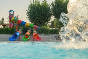 Sæsonbestemt udendørs pool, parasoller, liggestole